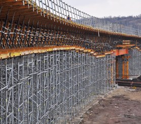 Wieże podporowe o różnych wysokościach