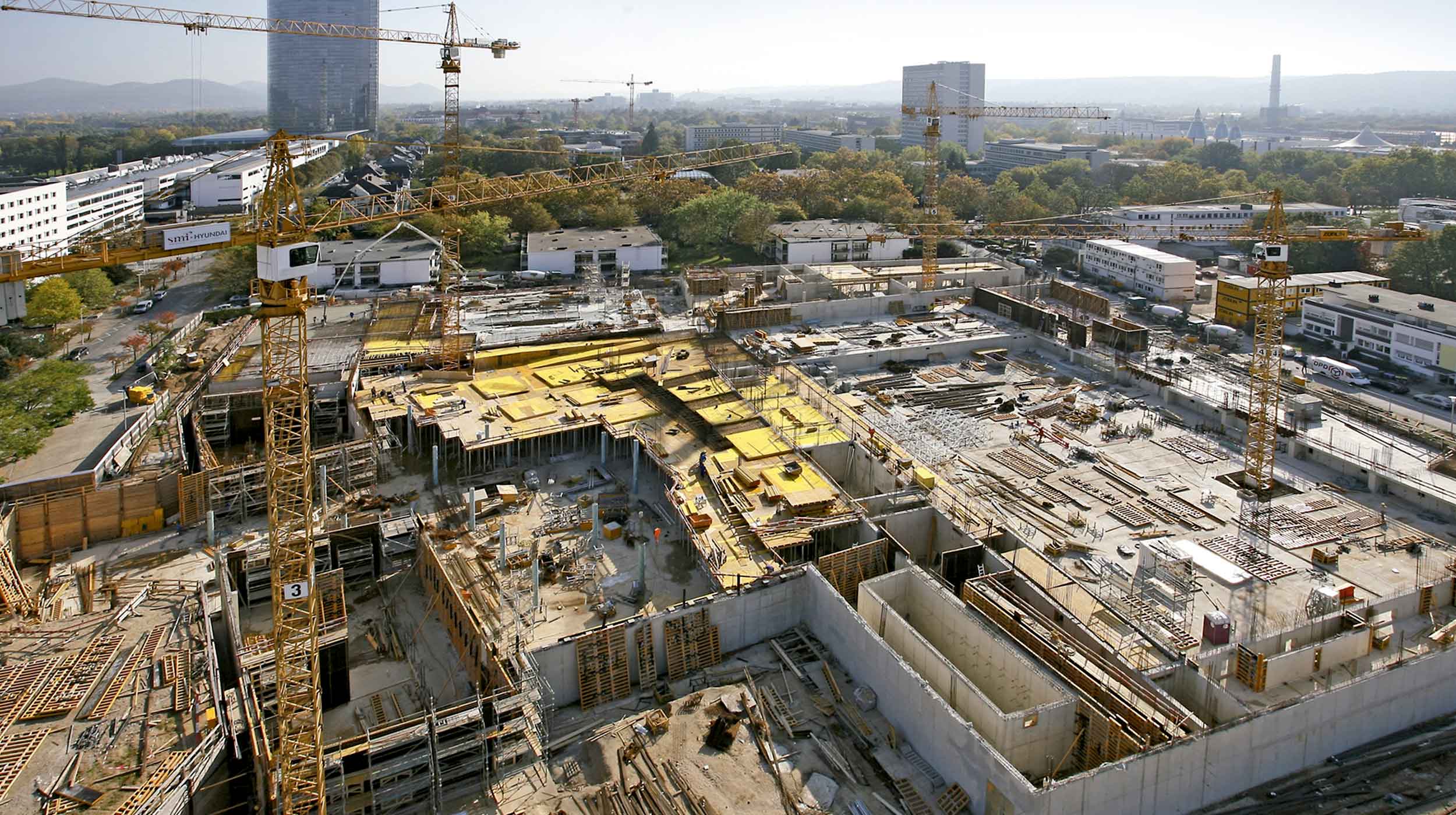 Zlokalizowany w centrum miasta, w pobliżu budynku Organizacji Narodów Zjednoczonych, oferując zróżnicowane sale i salony konferencyjne.