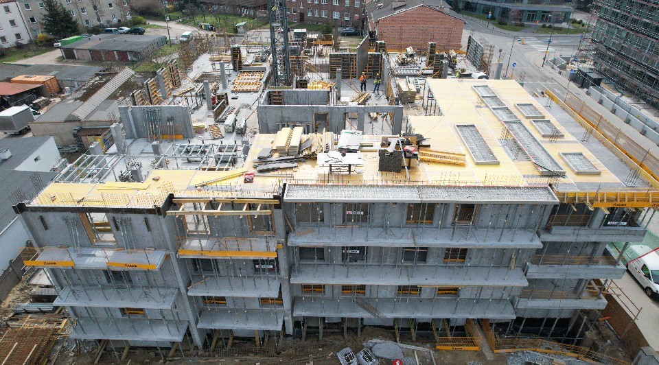 Do realizacji stropów budynku posłużył system modułowy z głowicą opadową ONADEK.