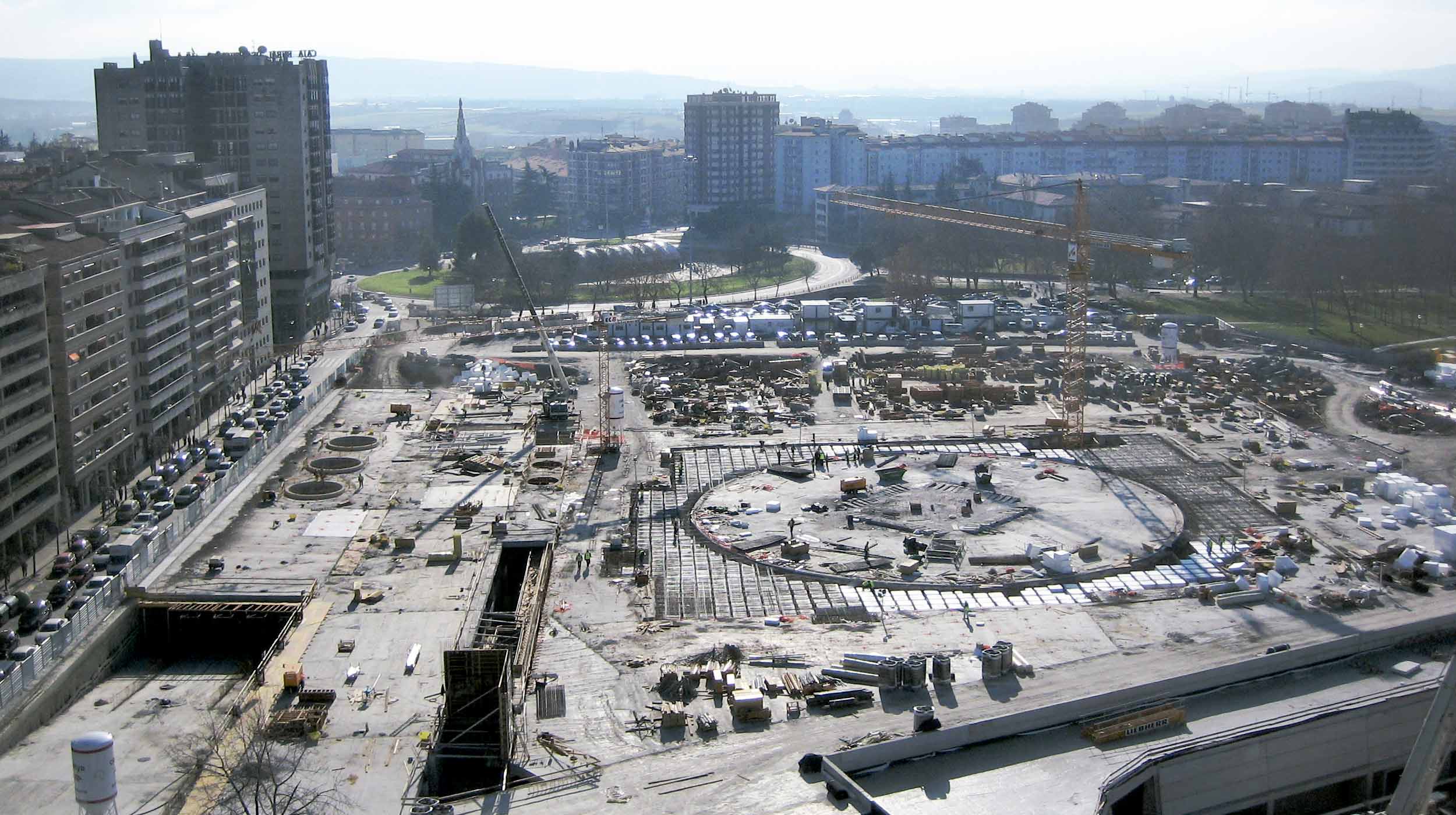 Dworzec autobusowy w Pampelunie znajduje się w centrum miasta. Obiekt położony jest w historycznej okolicy otoczonej murem i terenami zielonymi.