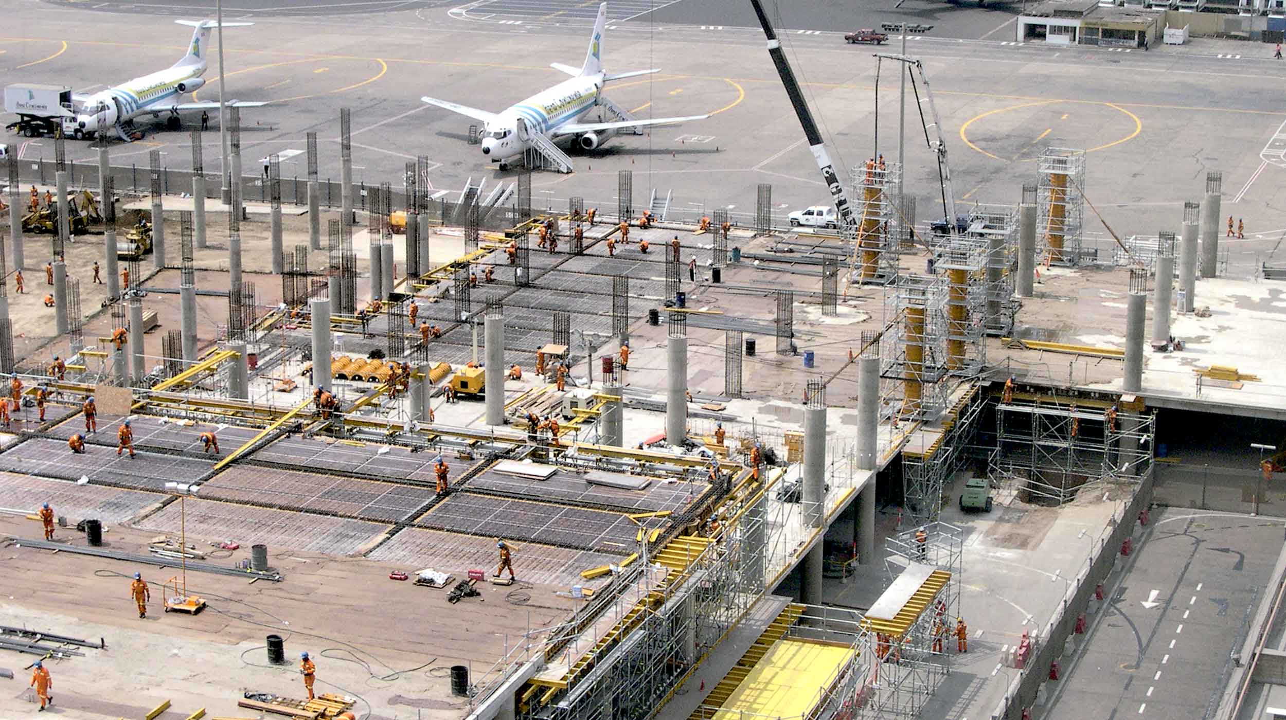 Lotnisko im. Jorge Chaveza to główny port lotniczy w kraju, obsługujący większość międzynarodowego i krajowego ruchu lotniczego Peru.