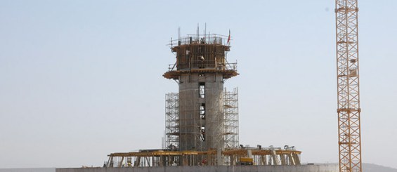 Wieża kontroli lotów na terenie Międzynarodowego Portu Lotniczego w Dakarze, Senegal