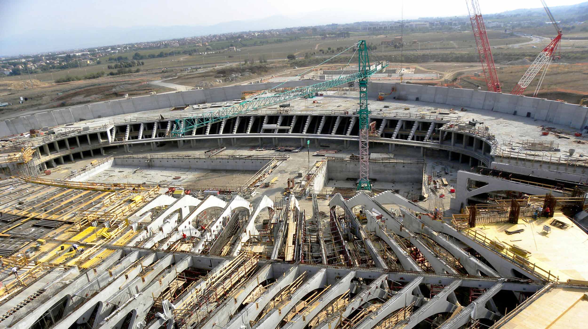 W zaprojektowanym przez architekta Santiago Calatravę „Miasteczku Sportowym” znajdują się m.in. boiska piłkarskie, bieżnie lekkoatletyczne, sklepy, biura, budynki mieszkalne i inne.