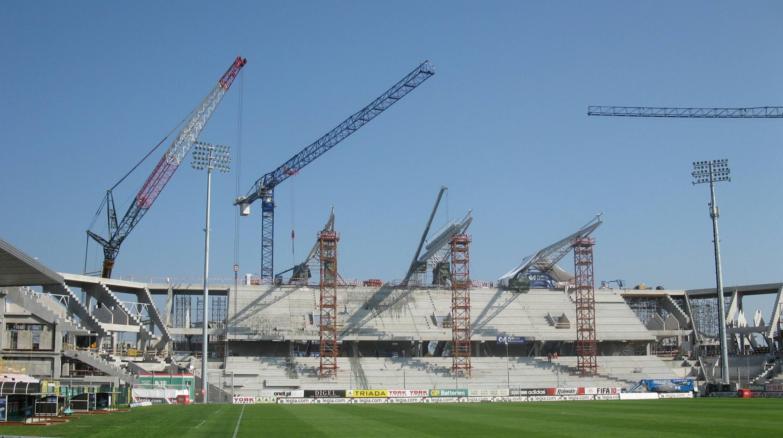 Celem rozbudowy i modernizacji stadionu Legii było spełnienie wymagań przewidzianych dla rozgrywek pucharu UEFA oraz Ligi Mistrzow.