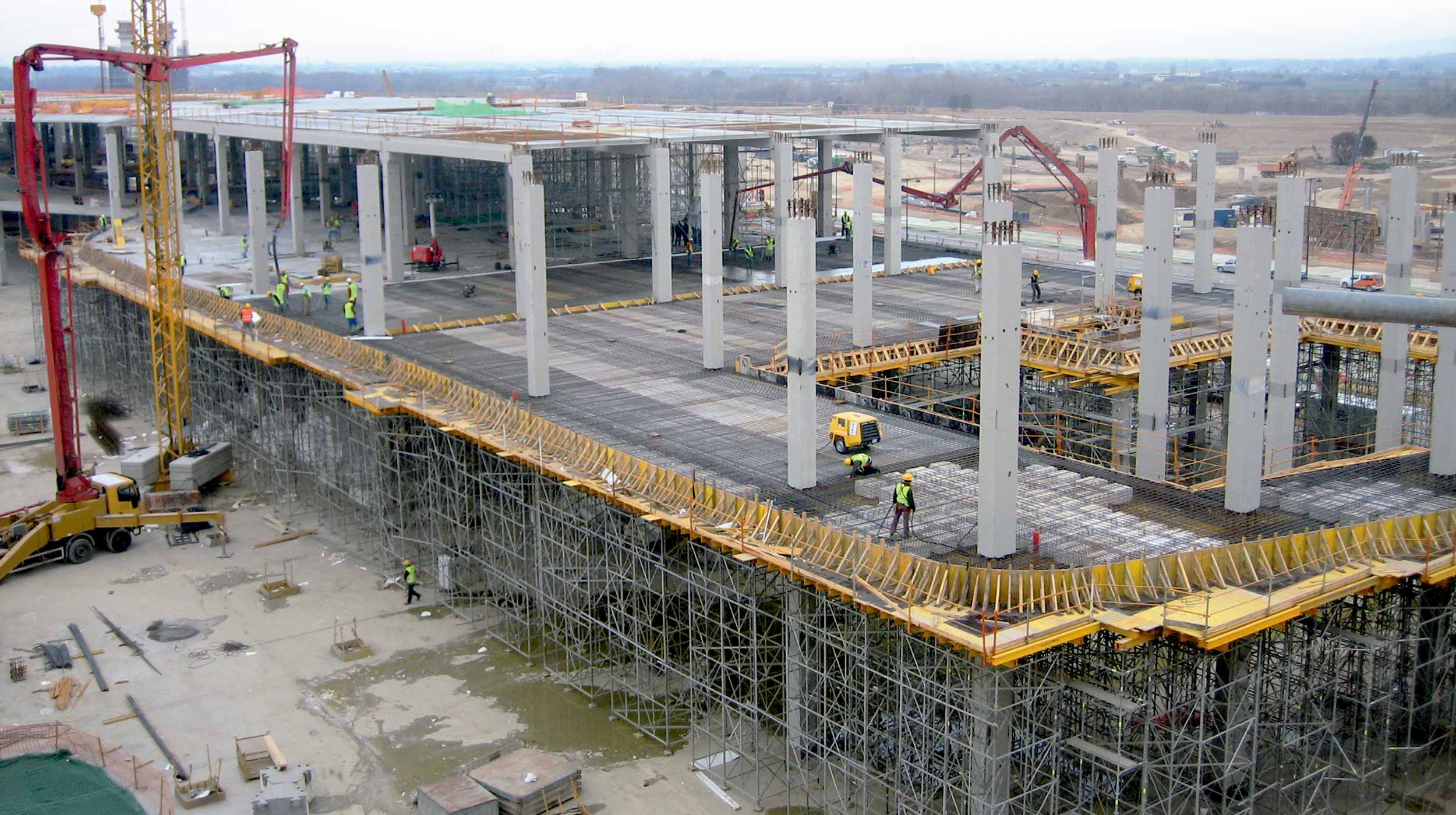 ULMA Construccion uczestniczyła w budowie 15 obiektów na terenie targów. Najbardziej wymagające to Wieża Wodna, Pawilon Aragoński, Pawilon Hiszpański.