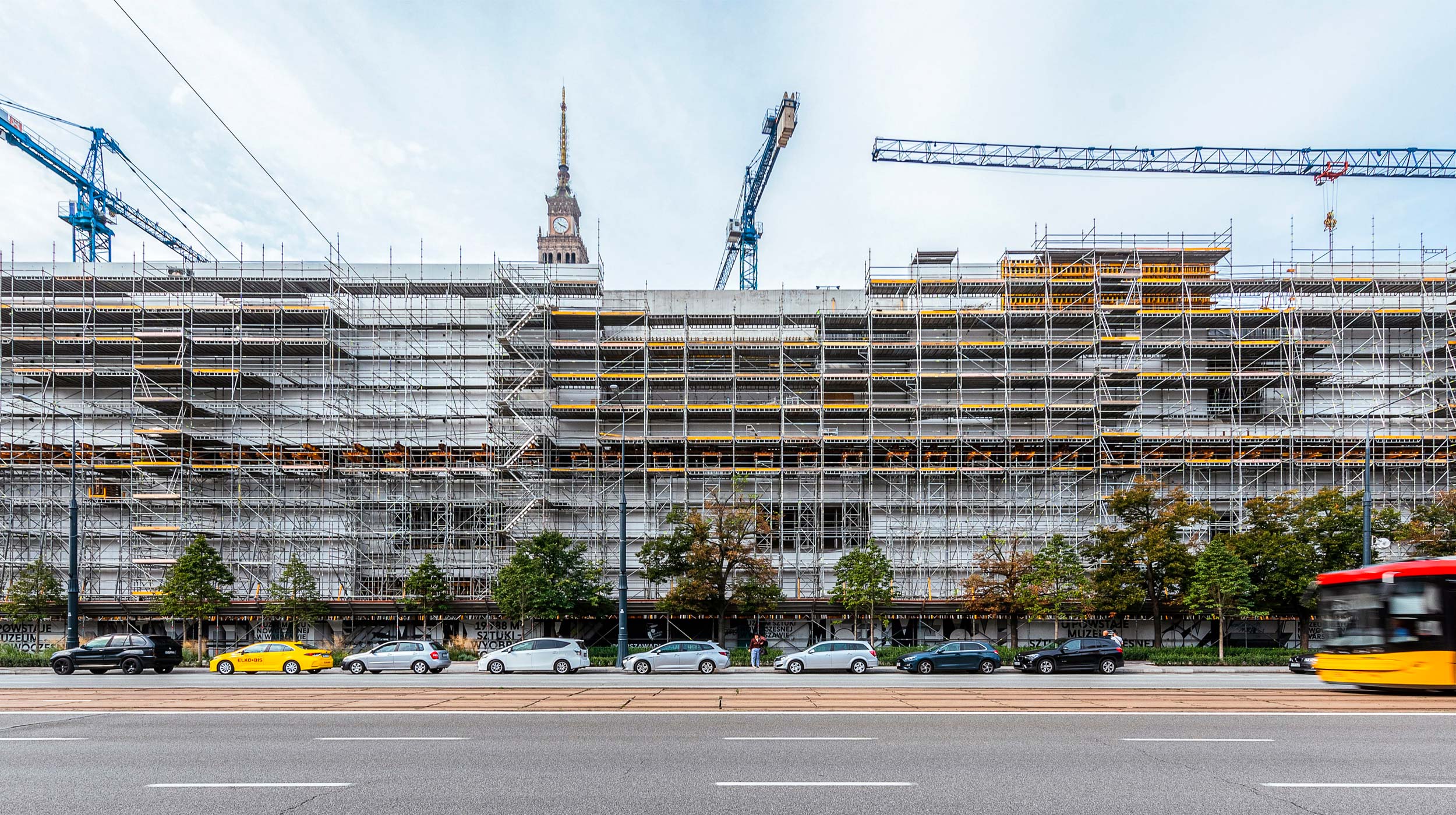 Zlokalizowana w centrum Warszawy nowa siedziba Muzeum Sztuki Nowoczesnej wykonana z białego betonu architektonicznego.