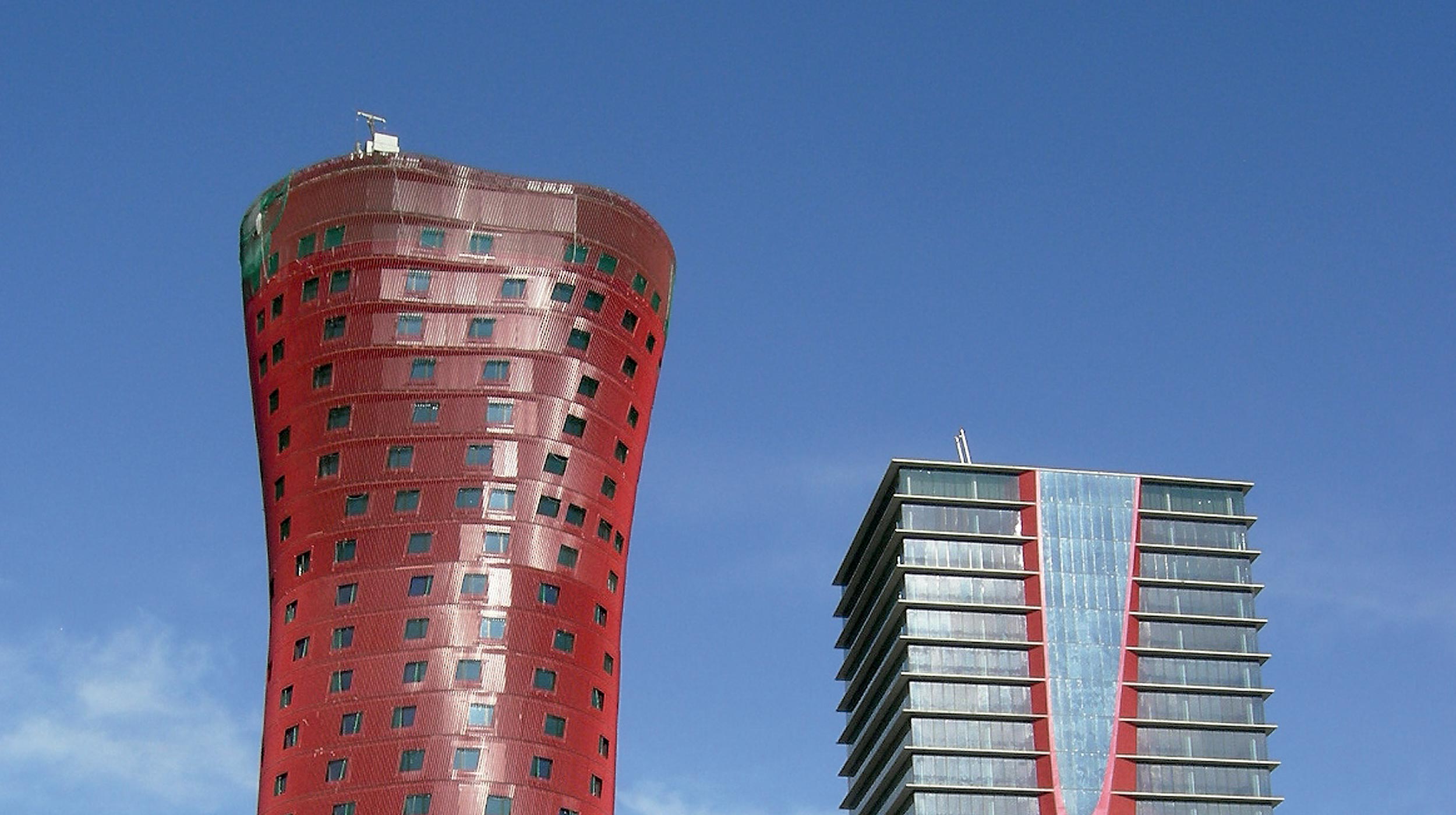Każdy z dwóch wieżowców o wysokości ponad 120 m pełni inną funkcję: jeden jest hotelem a drugi budynkiem biurowym o powierzchni powyżej 40.000 m².