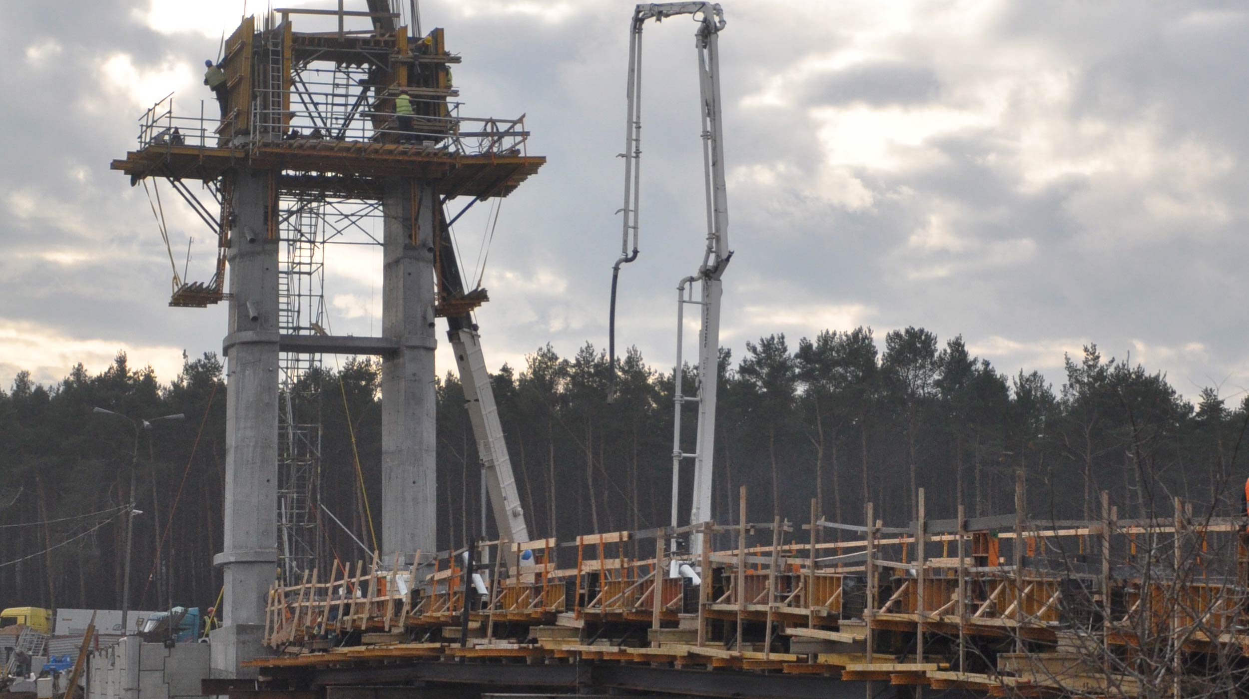 Kładkę K1 na rzece Czarnej Koneckiej przy jeziorze Sielpia wybudowano ze względu na urządzenia hydrotechniczne uniemożliwiające zaprojektowanie chodnika w pasie drogi.