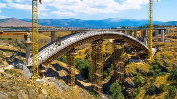 Most łukowy nad rzeką Eresma, Hiszpania