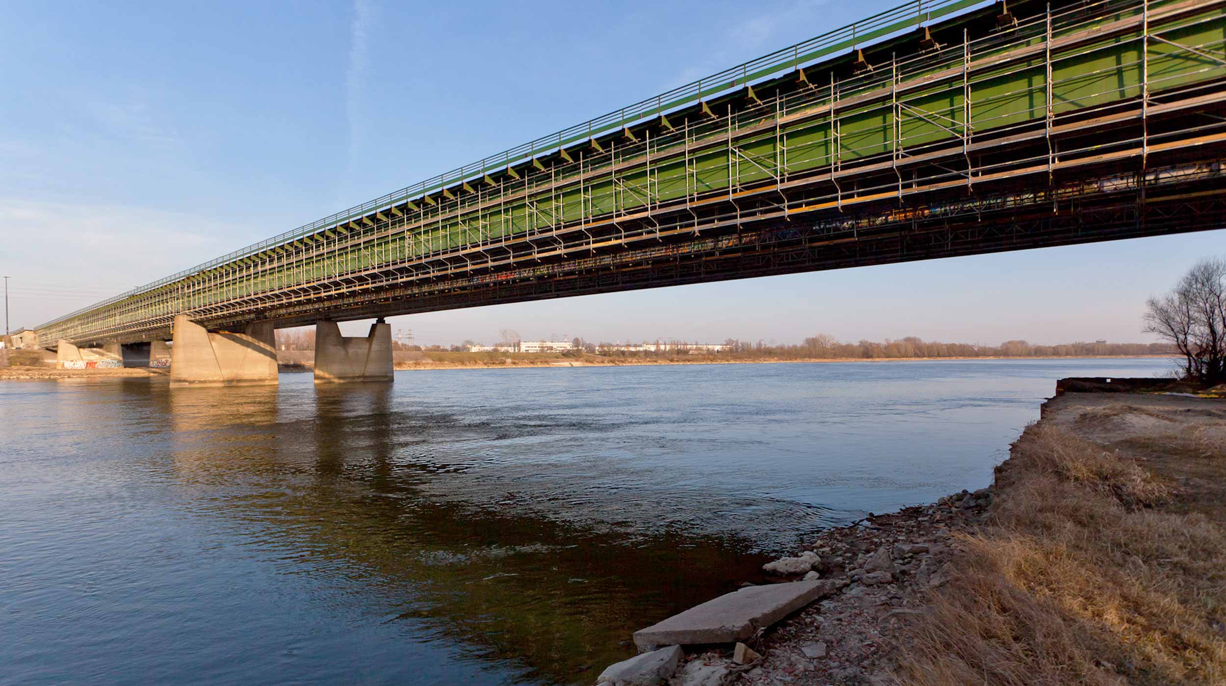 W Warszawie trwają prace związane z modernizacją mostu im. gen. S. Grota-Roweckiego.
