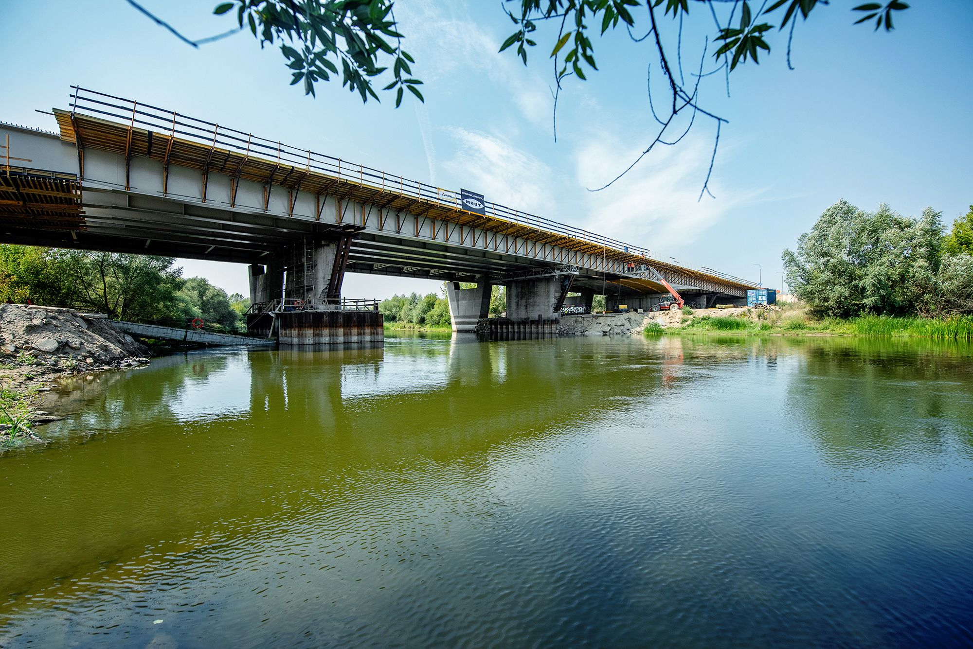 7000 m3 betonu oraz 2500 ton stali do realizacji tego trójprzęsłowego mostu.