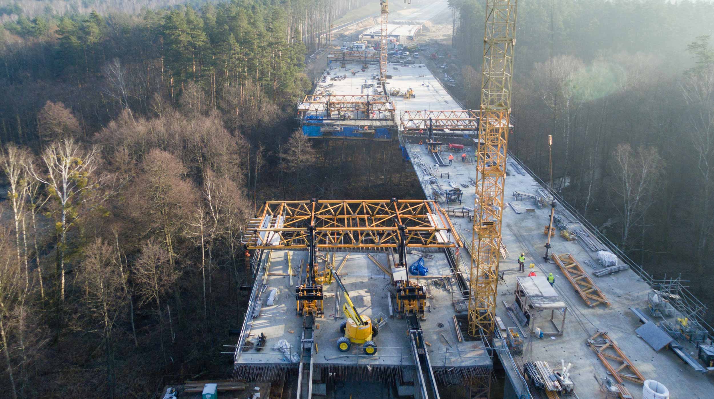 Docelowo na budowie będzie pracować jednocześnie 8 wózków formowania nawisowego CVS.