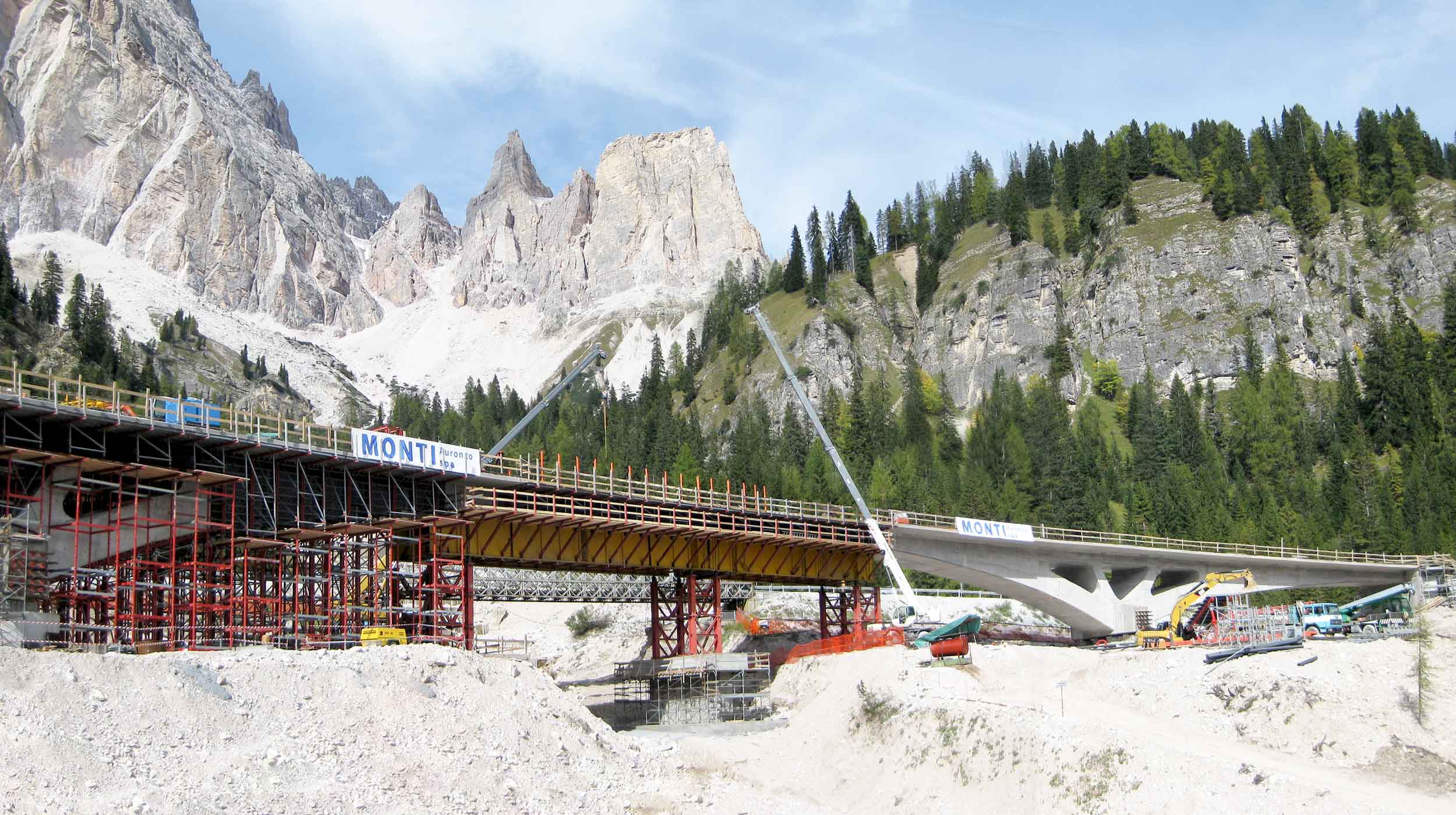 Realizowany w północnych Włoszech obiekt jest 3-przęsłowym mostem o zmiennym przekroju.