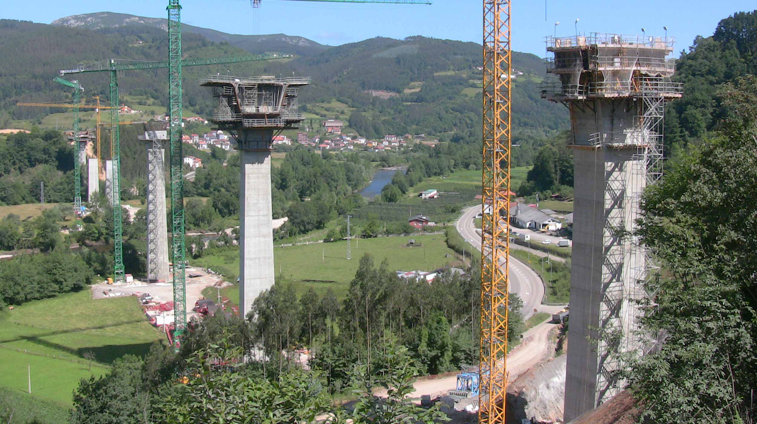Wiadukt Narcea to największy obiekt mostowy w ciągu drogi ekspresowej A-63 na terenie hiszpańskiej prowincji Asturia.