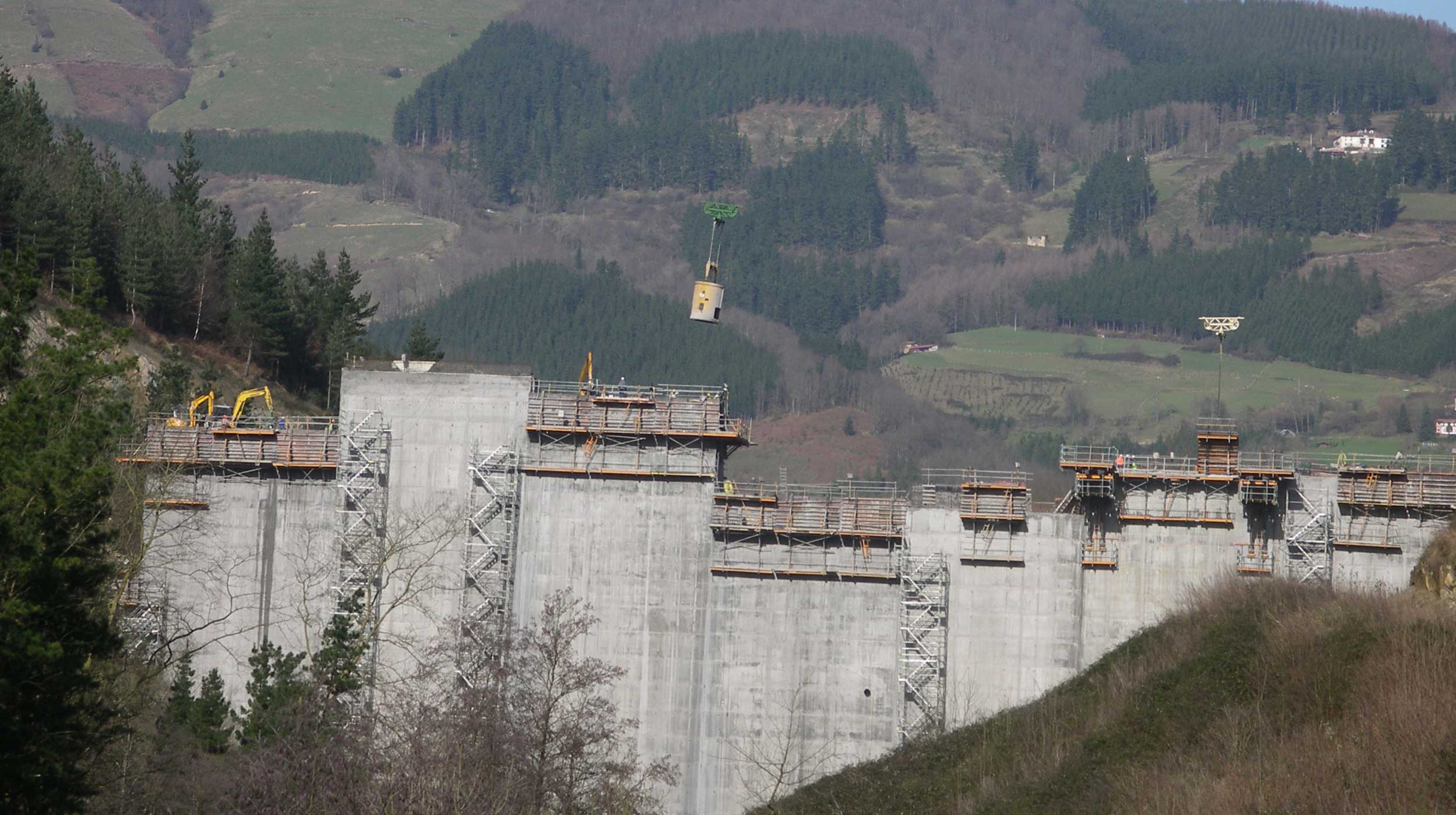 Zapora w Baliarrain ma długość 232 m, wysokość 63 m oraz pojemność 7,53 hektometrów sześciennych.