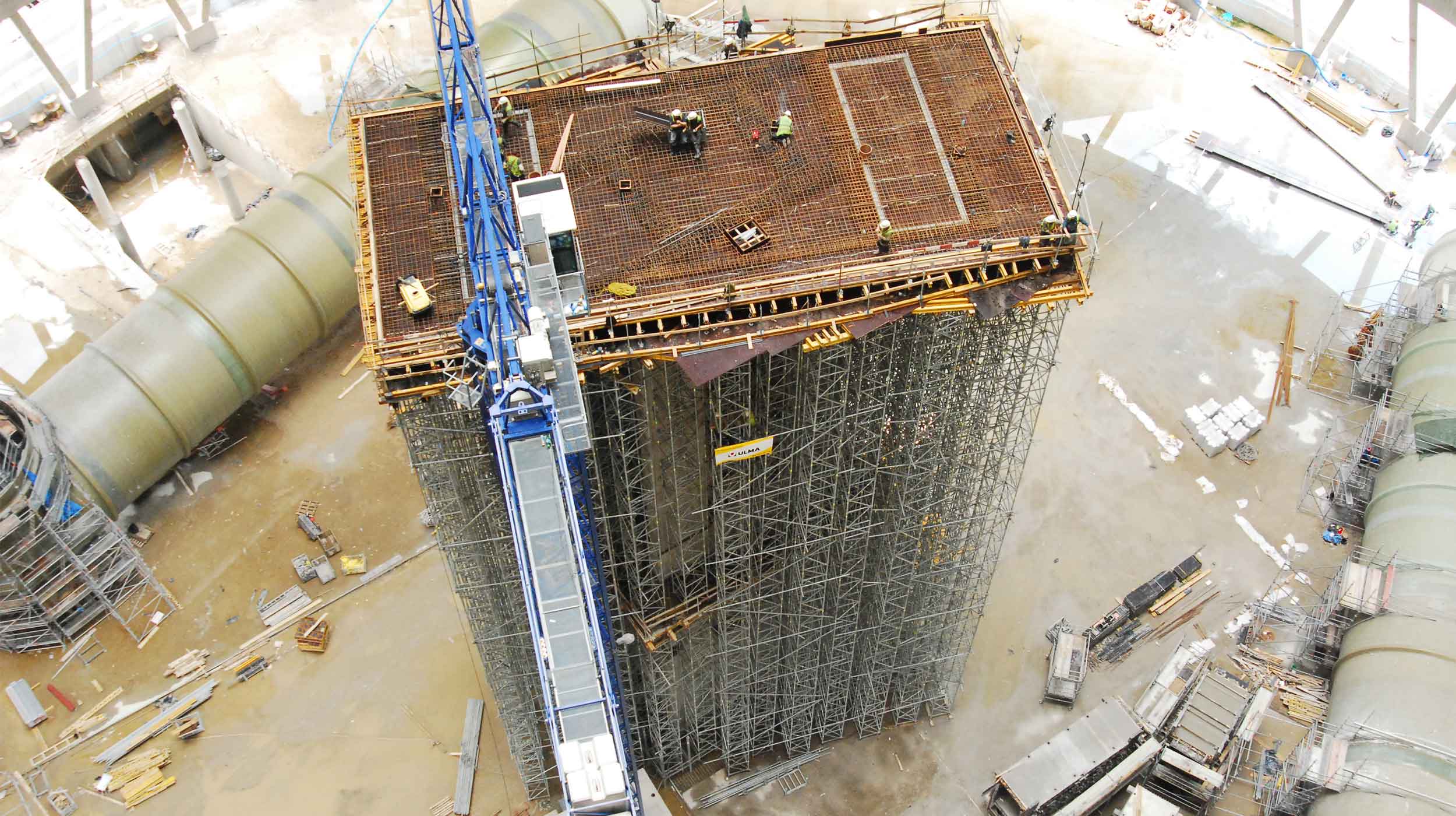 W grudniu 2009 r. dobiegły końca główne prace żelbetowe przy budowie największej w Polsce chłodni kominowej.