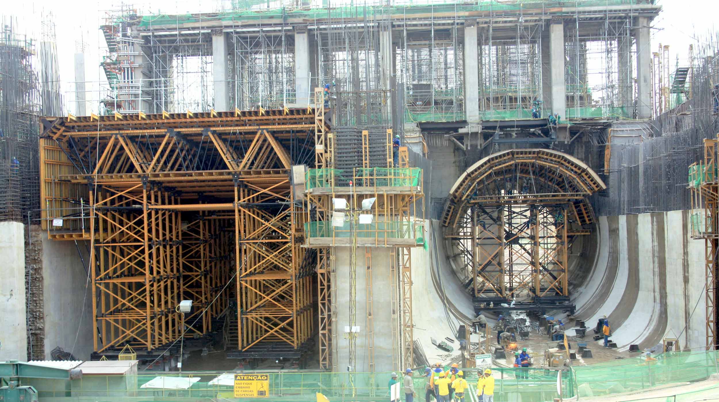 Budowana zapora o długości 5957 m i wysokości 56 m zwiększy wydajność  elektrowni do 3750 MW, co uplasuje ją na 14.