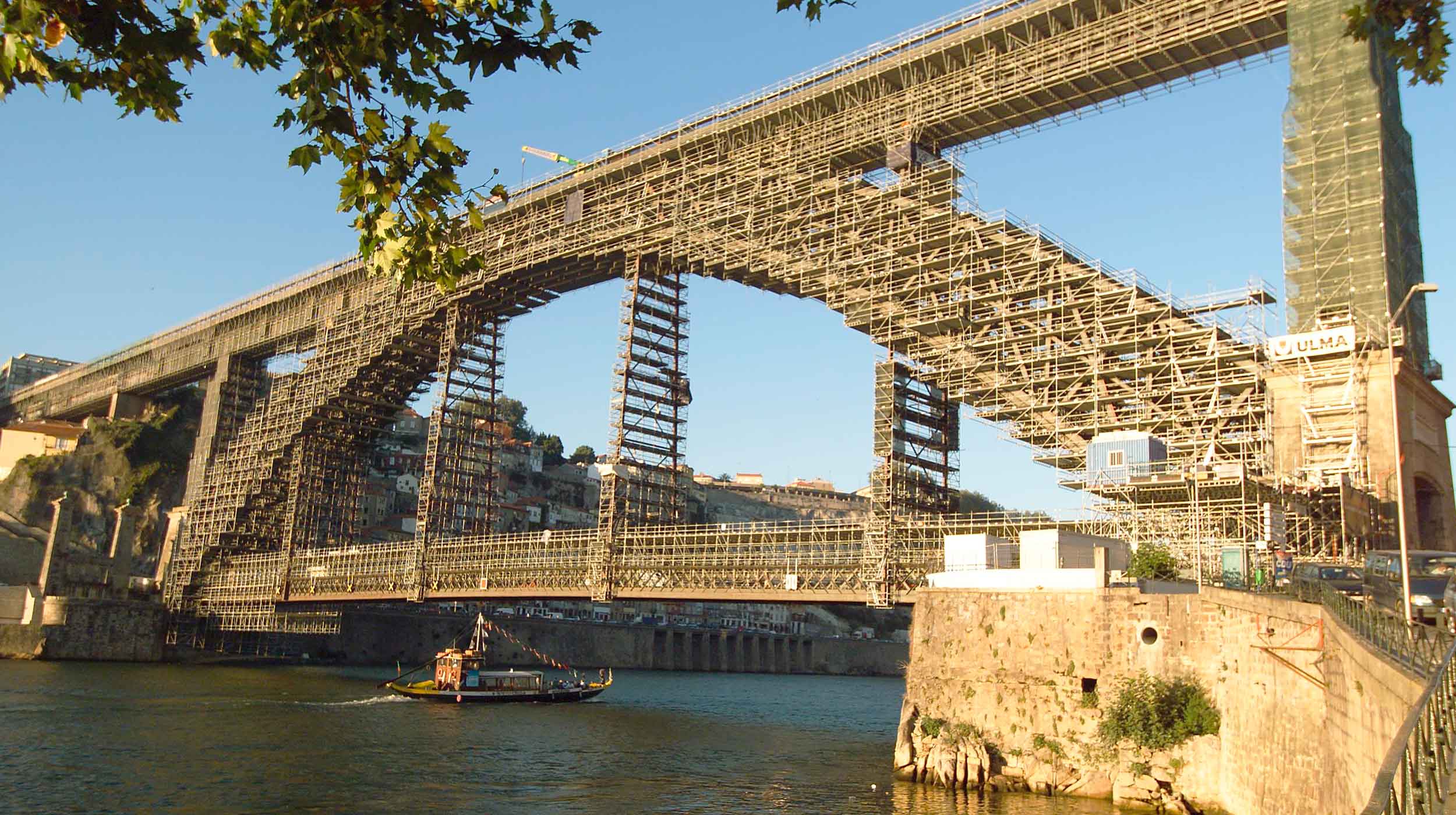 Zbudowany na rzece Duero łączy Porto z miejscowością Vila Nova de Gaia.
