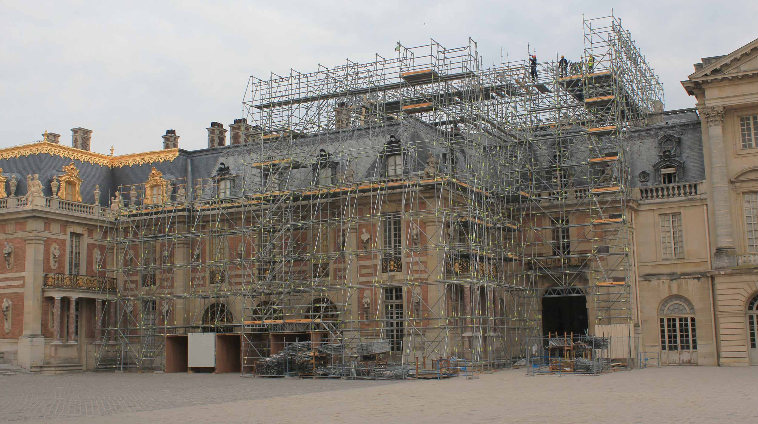 Zadanie obejmowało przeprowadzenie prac renowacyjnych budynku pałacowego. Wszelkie prace miały być prowadzone bezpośrednio z rusztowań.