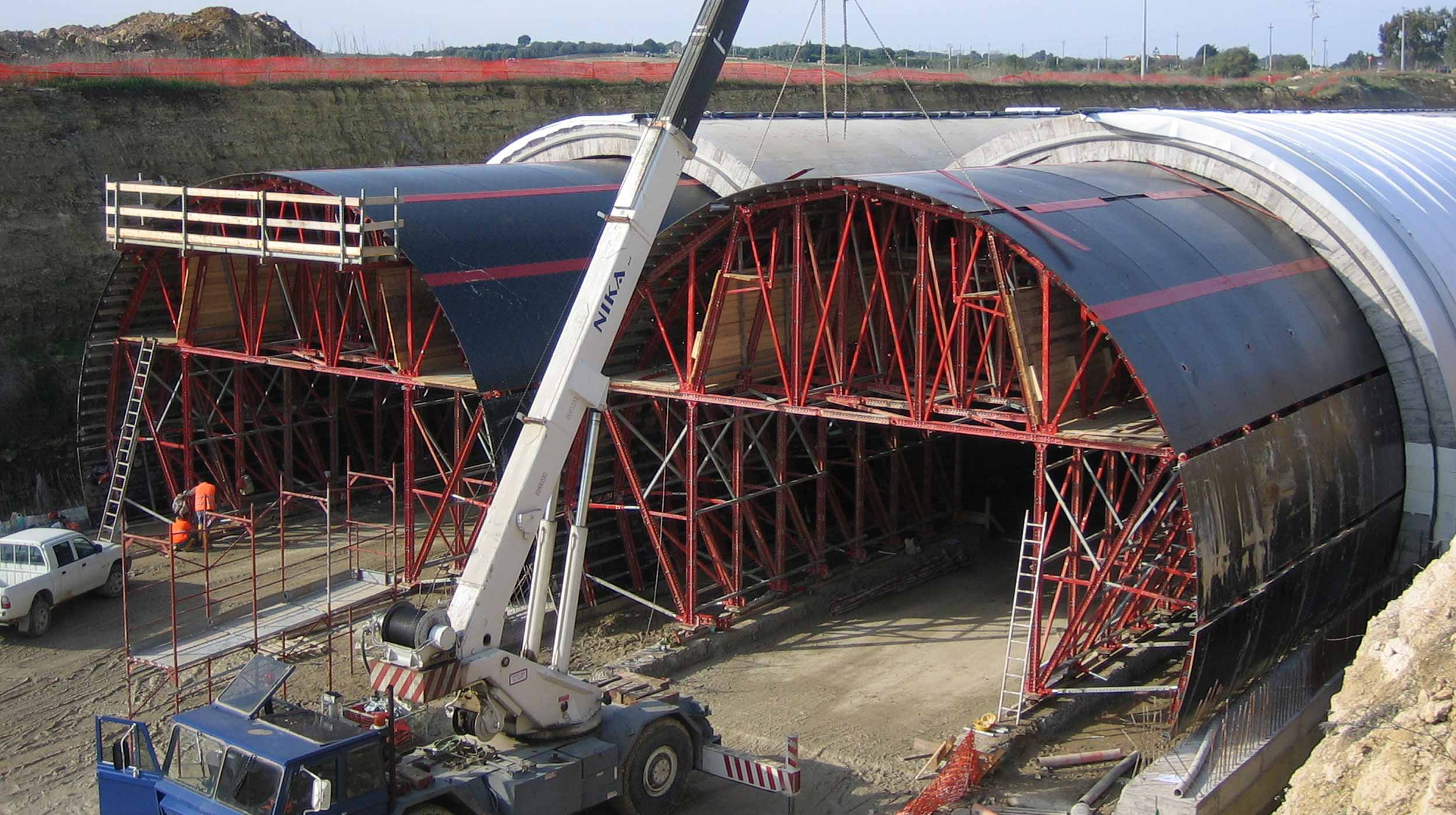 Budowa tunelu o długości około 800 m i dwóch nitkach o łącznej szerokości 30,5 m stanowi część projektu realizacji autostrady łączącej Katanię z Syrakuzami.