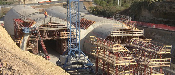 Tunel wykonywany metodą odkrywkową w ciągu autostrady Katania - Syrakuzy w Carlentini, Włochy