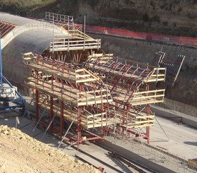 Tunel wykonywany metodą odkrywkową w ciągu autostrady Katania - Syrakuzy w Carlentini, Włochy