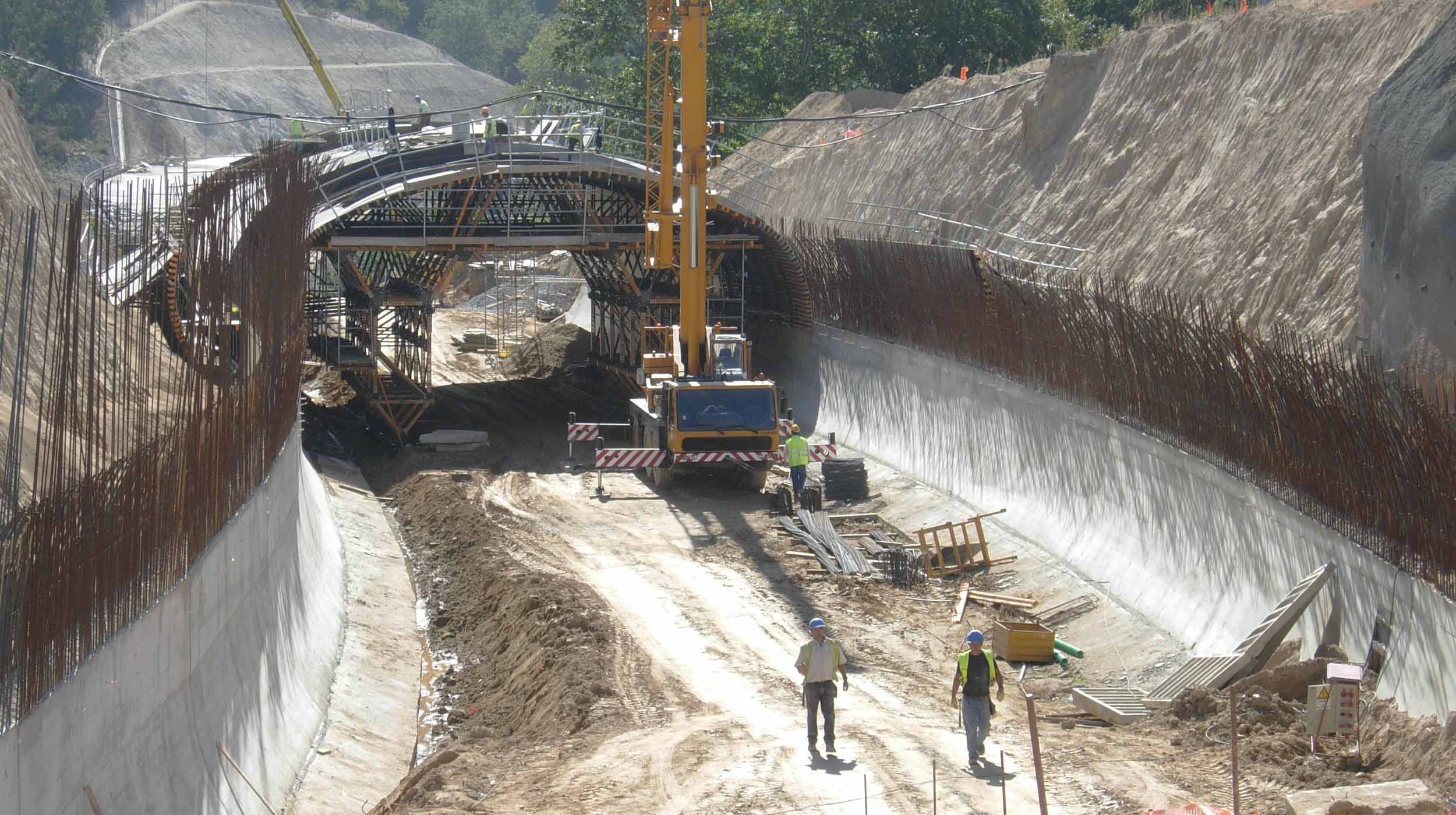 Jednonitkowy tunel o długości 115 m, zbudowany został metodą odkrywkową w ciągu obwodnicy EN-101 Ponte da Barca - Arcos de Valdévez w Portugalii.