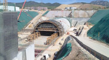 Tunel budowany metodą odkrywkową - przedłużenie istniejącej linii kolejowej w Terrassie, Hiszpania