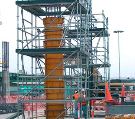 Wieże rusztowaniowe podczas betonowania filarów