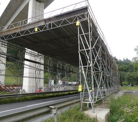 Obudowa ochronna przejazdu zapewniająca bezpieczeństwo pracownikom i osobom postronnym