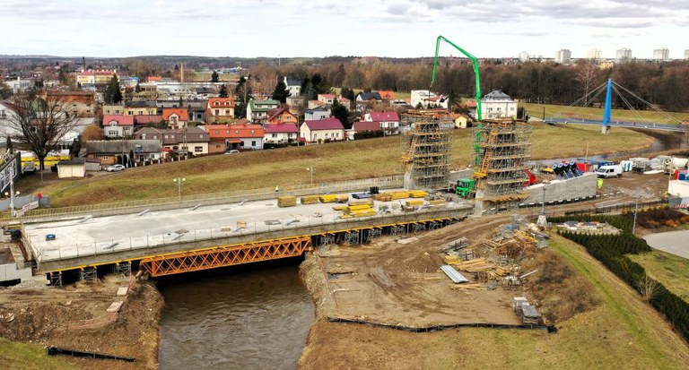 24-metrowe kratownice H-33 na budowie mostu w Ostrowcu Świętokrzyskim