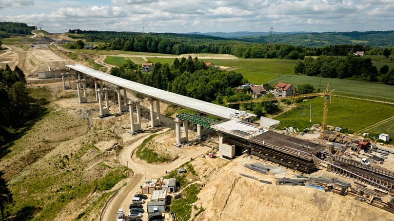 Nowe obiekty wykonywane metodą nawisową i nasuwania podłużnego na S19