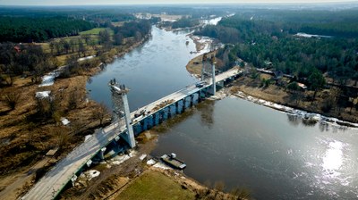 Nowy most podwieszany nad Narwią