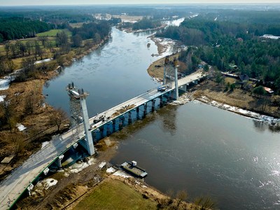 Nowy most podwieszany nad Narwią