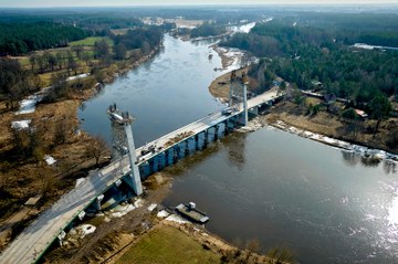 Nowy most podwieszany nad Narwią