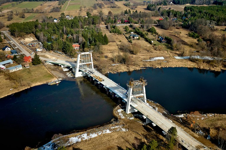 Nowy most podwieszany nad Narwią