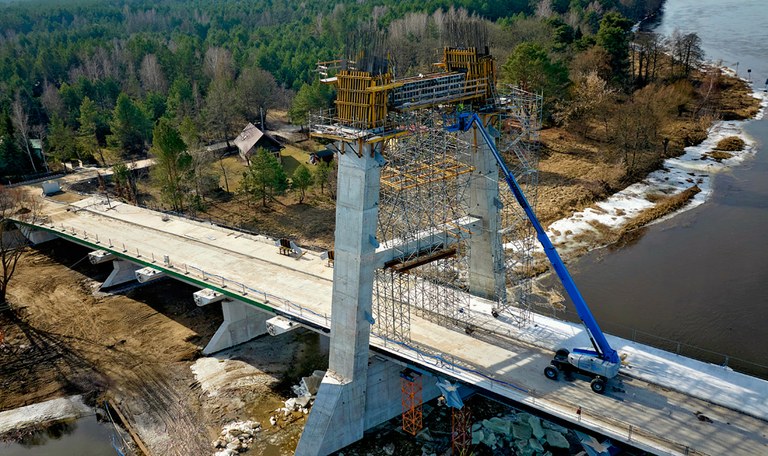 Nowy most podwieszany nad Narwią