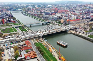 Opuszczanie ponad 100-tonowych kratownic w Krakowie