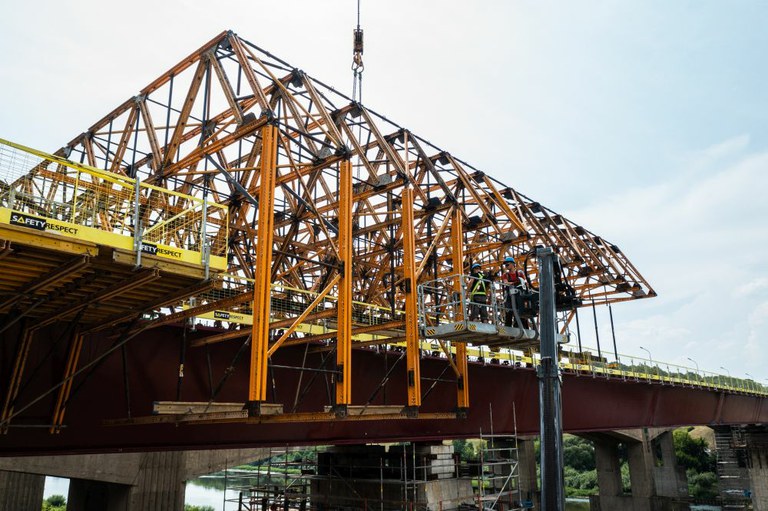 Indywidualne rozwiązania szalunkowe na budowie mostu w Kownie