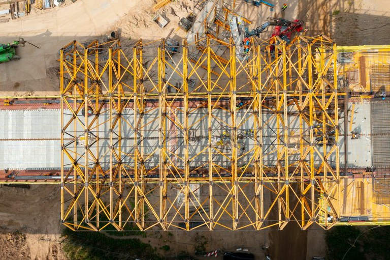 Indywidualne rozwiązania szalunkowe na budowie mostu w Kownie